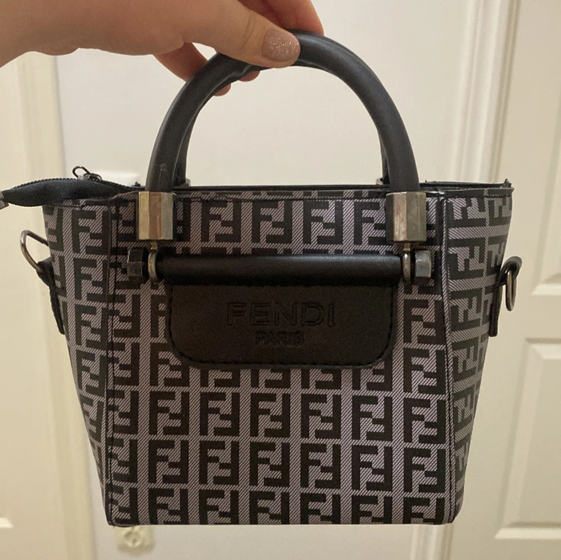  En svart liten väska till salu 💕