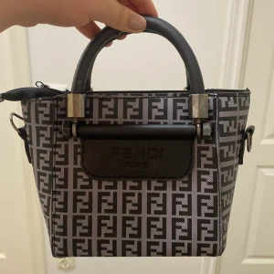  En svart liten väska till salu 💕 -  Svart liten väska till salu har aldrig använt💕