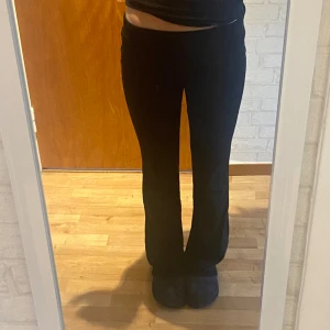 Svarta yoga pants  - Säljer mina svarta assnygga yogapants för att ja har två styckna. Passar som xs❤️❤️