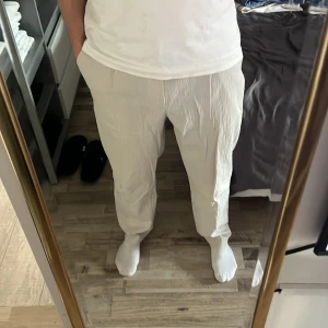 Linnebyxor  - Linnebyxor från zara. Storlek 32.