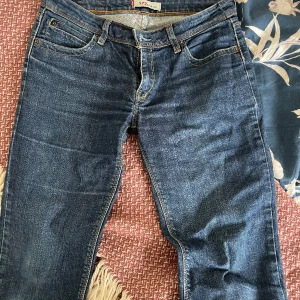 Jeans - Snygga lågmidjade bootcut jeans