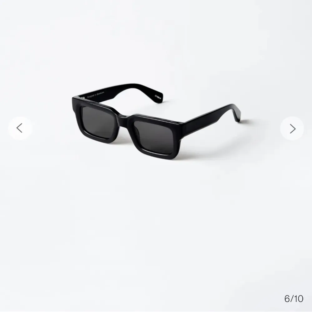 Säljer dessa solglasögonen ifrån Chimi i modellen 05. Är i superfint skick och medföljer allt (solglasögonfoderal, rengöringslapp och tygpåse till solglasögonen). Skriv om du vill ha egna bilder.😊. Accessoarer.