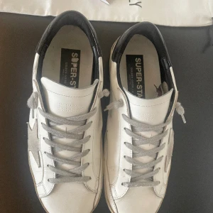 Golden Goose skor - Säljer mina Golden goose skor.Dessa skor är i väldigt bra skick 8/10. Såklart är dessa äkta det finns en lapp i bilderna som visar det.