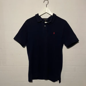 Ralph lauren pike - Brand: Ralph Lauren Item: XL Children's Pike Fits S/M Color: Navy Blue (marinblå) Condition: 8/10, A bit worn but not too much  Price: $40 (400kr) Price can be changed Priset är inte hugget i sten 