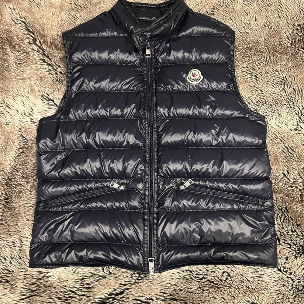 Moncler gui väst i storlek 2. Ny pris är 8400. Köpt på Moncler med kvitto. Knappt använd då jag växte ur den efter en vår. Skick 9/10. . Jackor.