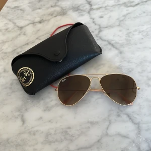 Ray ban glasögon  - Knappt oanvända ray ban glasögon då de va i fel model dem har ett original pris på lite över 1 000 jätte fint skit passar till både killar och tjejer 