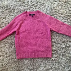 Säljer denna trendiga rosa stickade tröjan. Perfekt färg nu till sommaren och somriga utekvällar lätt o slänga på😍🥰 inte mycket nopprig man kan se på bilderna 
