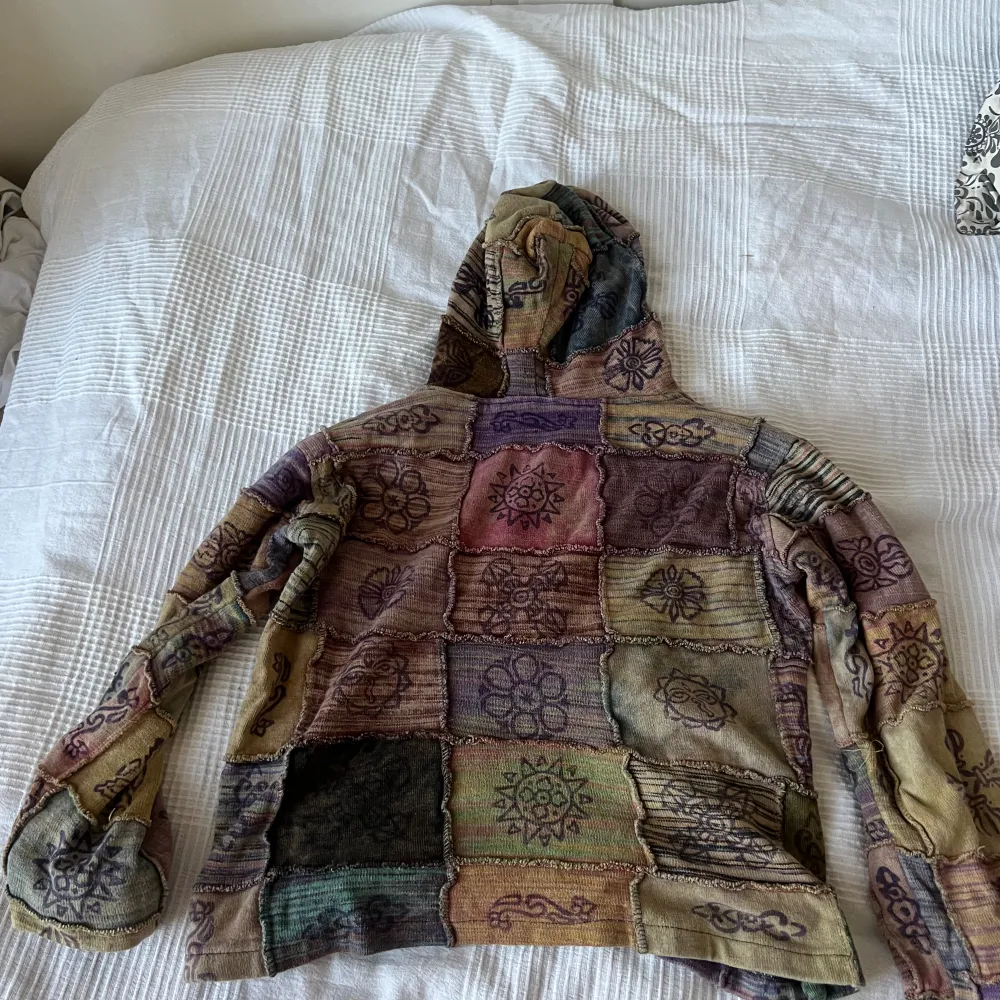 Mycket unik hoodie med najs patchwork, som ny och mycket bra kvalitet . Hoodies.