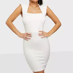 Säljer denna fina vita klänningen köpt från Nelly, använd endast 1 gång ett par timmar så den är i gott skick fortfarande, passar perfekt till studenten eller andra tillfällen också