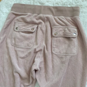 Juicy couture 💕 - Jag säljer de pga att de är för stora för mig. Super fina och bekväma. Köppte dom för 400kr. Kan gå ner i pris om de går snabbt