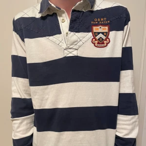 Gant rugbyskjorta  - Gant rugby tröja! Nytt skick (aldrig använd) han på bilden är 185 väger 74! Bara att skriva vid funderingar! 