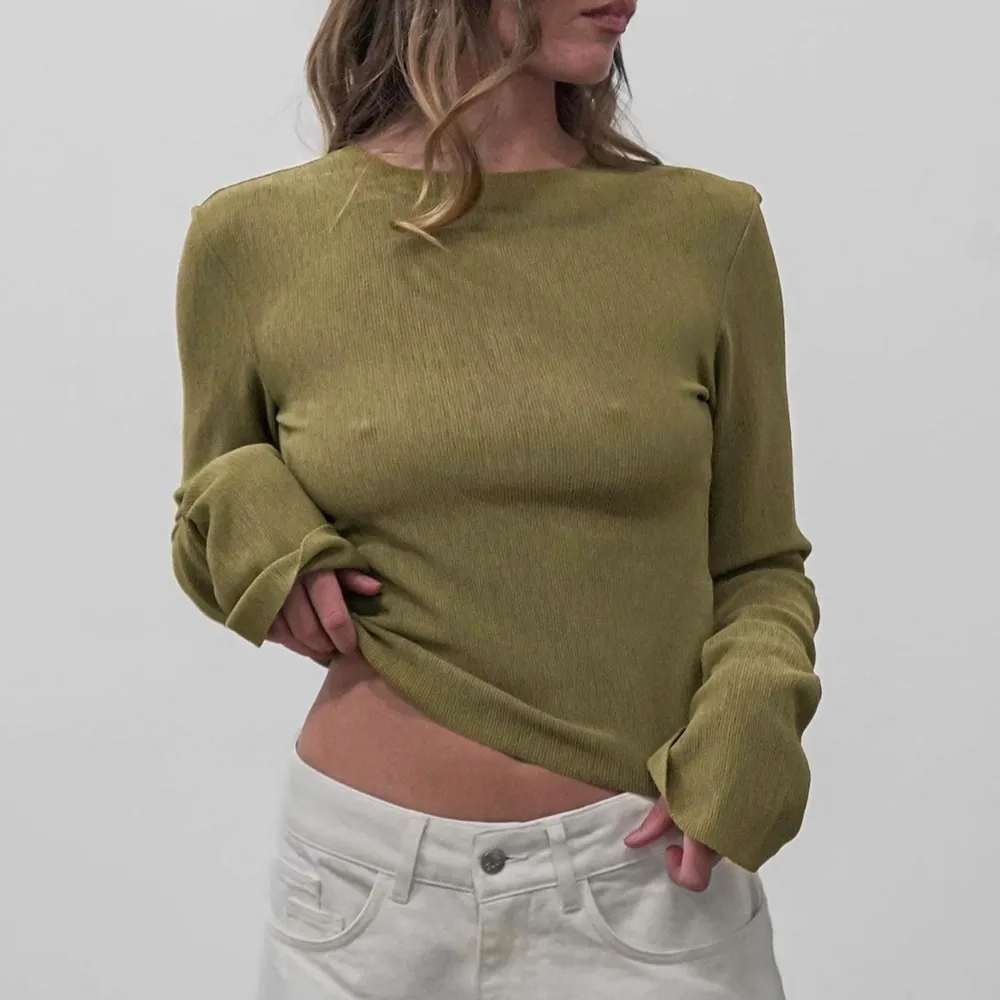Lånade bilder från A Design Instagram🧚🏽‍♀️🧚🏽‍♀️Säljer denna snygga tröjan från Alice Stenlöfs märke. Knappt använd, så väldigt bra skick!💖🫶🏽. Tröjor & Koftor.