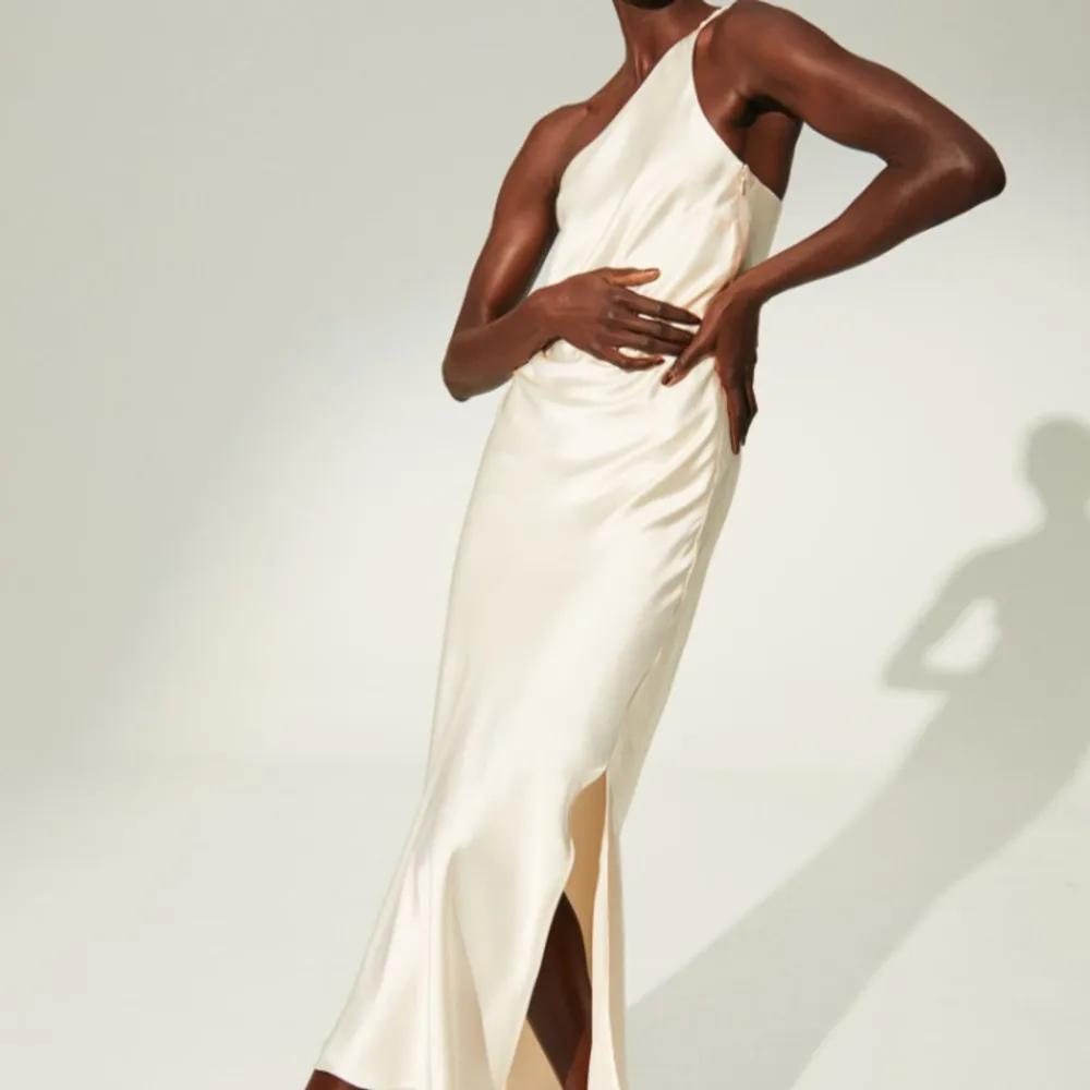 Krämvit siden klänning ifrån H&M i strl S/M i nyskick då den aldrig använts 🐚. Klänningar.
