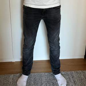 Tja, säljer nu dessa nudie jeans i modellen grim Tim, jeansen är i bästa kvalite alltså 10/10✅kostar 1700 nya men jag släpper dom för 650💸modellen på bilden är 180 och väger 63