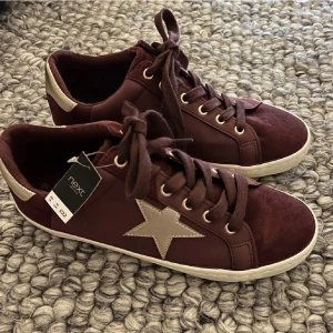 Vinröda sneakers - Vinröda sneakers från next, strl 39🫶🏻