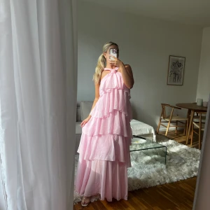 Rosa klänning   - Den populära klänningen från Felicia Wedin x Veromoda. Klänningen är i L så har satt spänne bak i ryggen på bilderna. Tanken va att lämna till skräddare men har nu insett att tiden inte finns till de💘