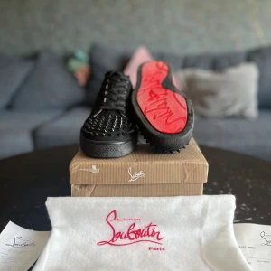 Louboutin - Tja! Säljer ett par Louboutins  ⬛️Färg svart storleken är 43 helt nytt skick har haft på dom en gång svar på frågor inom 5 minuter {Pris diskuteras alltid!} Extra bilder finns