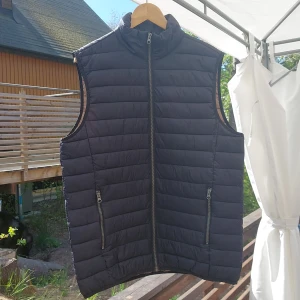 Väst - Marinblå väst. För stor och köpte som en present fast var aldrig använt. För flera bilder eller frågor, skriv till mig 💞