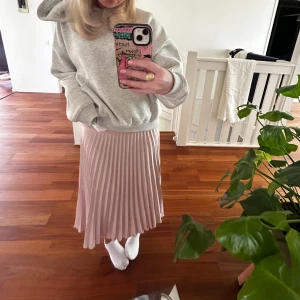 Rosa lång kjol💞 - Säljer min super fina lång kjol som tyvärr inte kommer till användning, har inga defekter!💕