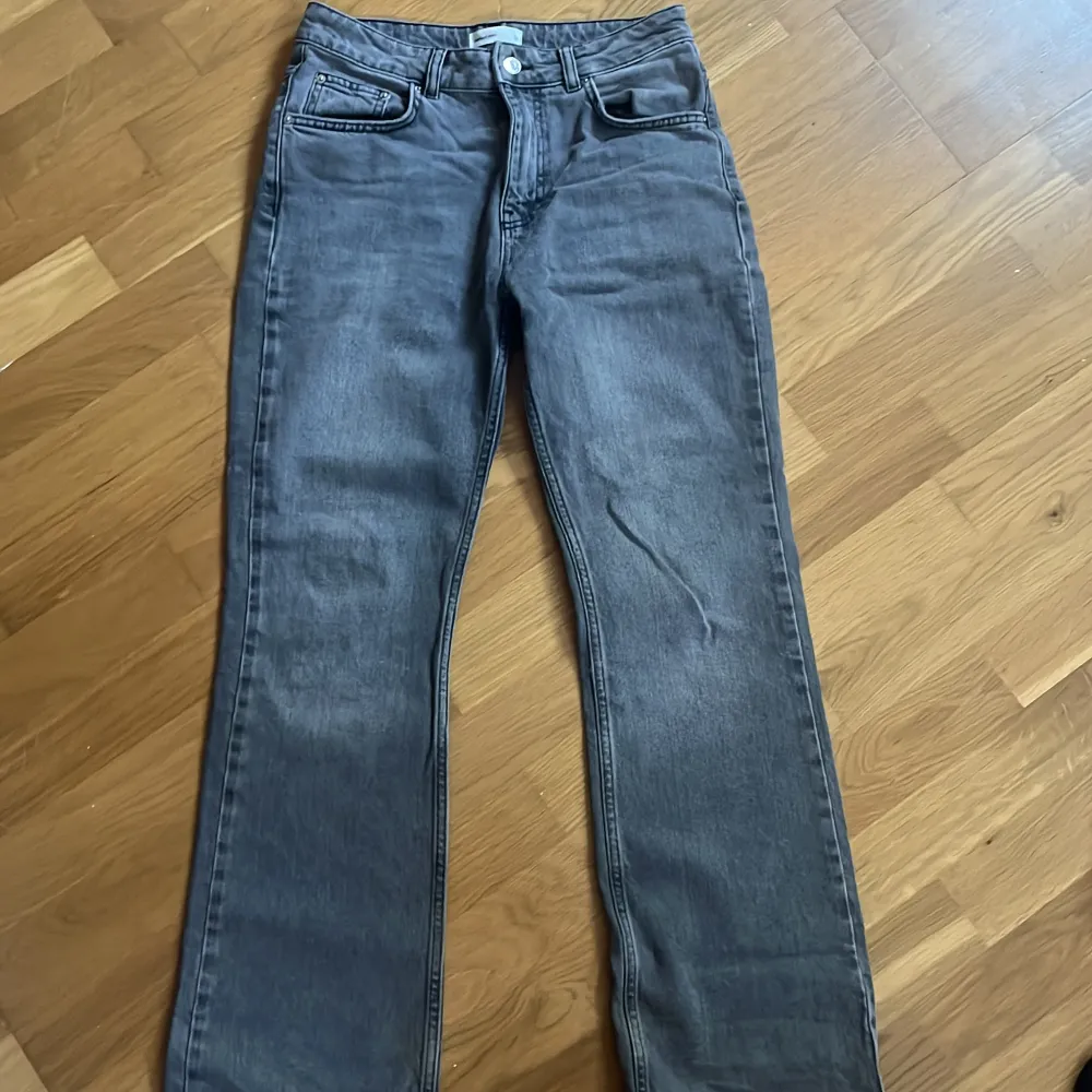 Fina gråa jeans! Köpte för ca ett år sen och dom är använda ca tre gånger för jag köpte en för liten storlek.. Jeans & Byxor.