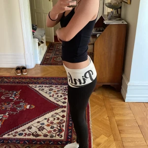 Victoria secret pink yoga pants - Victoria secret pink yoga pants med rinestones på ordet pink  Byxorna är vikbara då man viker över den vita delen så dom bli Lågmidjade 