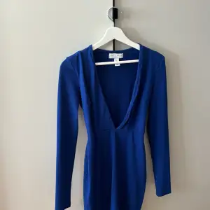 NLY trend by Janni Deler, stark blå klänning med urringning, använd en gång!