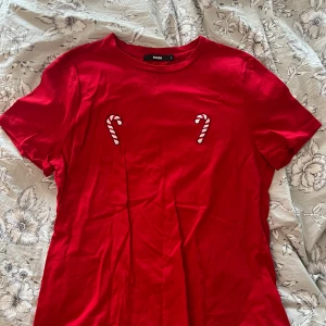 T-shirt  - T-shirt från BikBok storlek L i nyskick