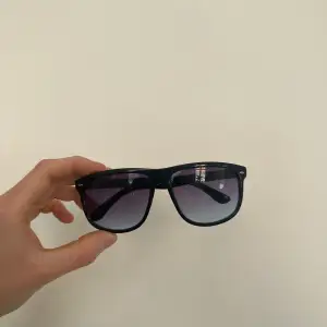 Nytt inlägg för jag har flera par! Sjukt feta solglasögon inför sommaren! Unisex 399kr   Helt nya och oanvända!