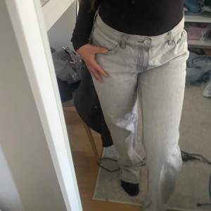 Perfekta jeans från Gina Tricot, säljer pga de inte passar mig längre men annars jätte fina!💓köpta för 500