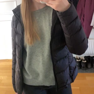 Stickad tröja  - Säljer nu denna fina stickade tröja från ONLY eftersom den inte har använts så mycket! Köptes förra våren och är i nyskick! Hör av dig vid frågor eller fler bilder, köparen står för frakten 💕