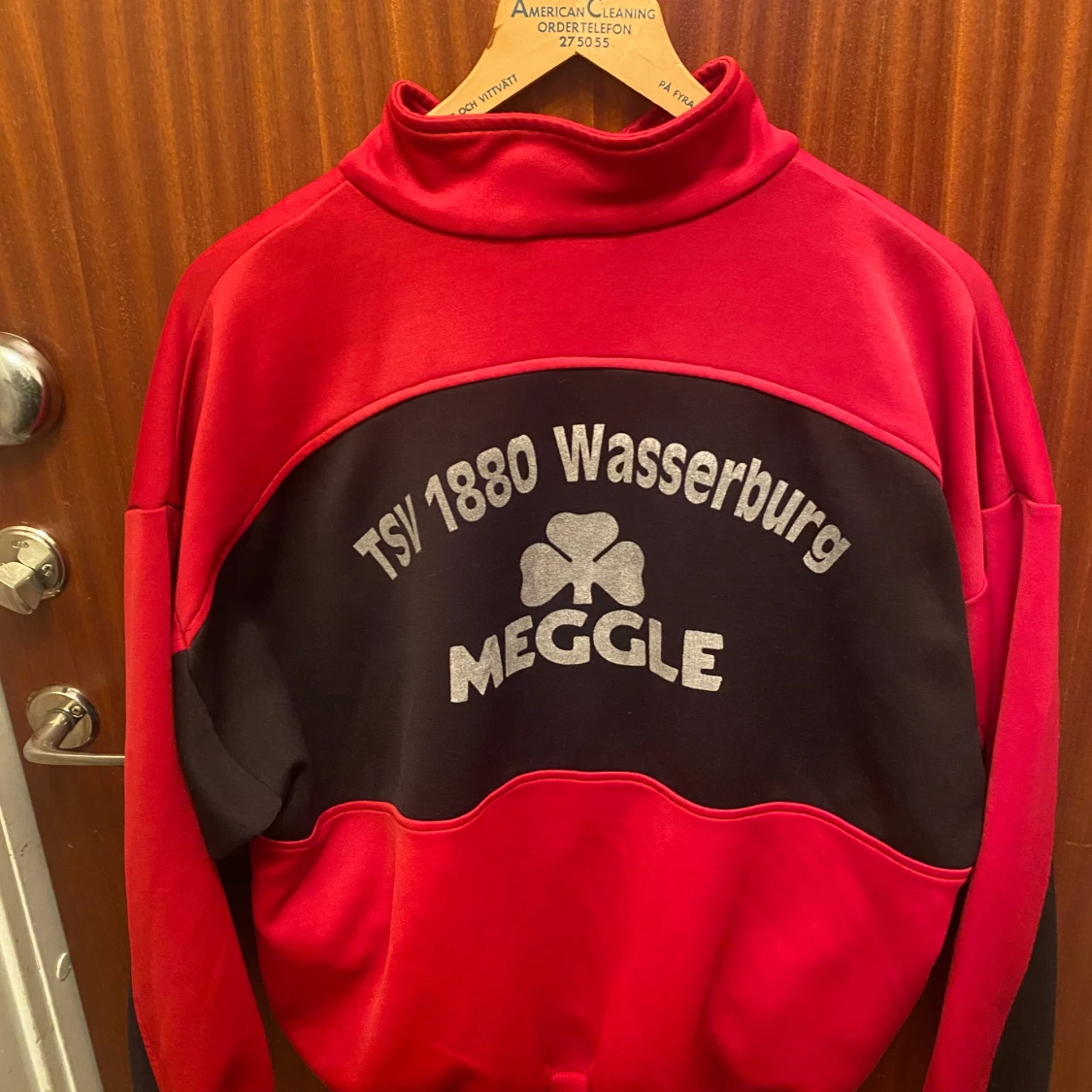 En röd adidas kofta - 90