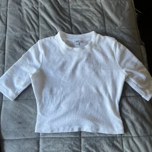 Guess topp - Genomskinlig/mesh topp från Guess💕