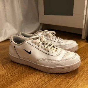 nike air - hej säljer dessa nike air skorna, för de kommer ej till användning.  ny skick kostade 1100kr men säljer för 400.  priset kan alltid diskuteras. 