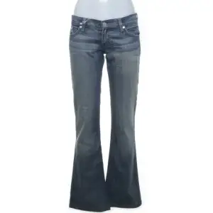 Superfina Victoria Beckham jeans köpta på sellpy, skriv privat för fler bilder🫶🏼De är i storlek W27 L32, midjemått=37 cm, innebenslängd=82 cm. De har spruckit under rumpan som jag lagat hos en skräddare (syns ej när man har dem på sig)