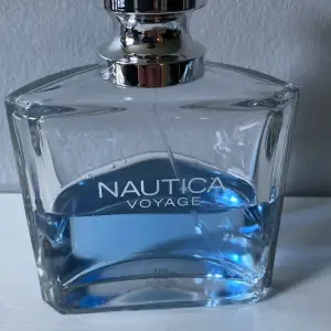 Nautica Voyage 100 ml typ 50 ml kvar en fräch sommar parfym 