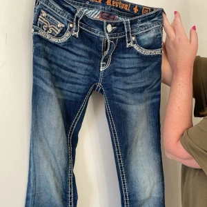 Rock revival jeans  - Säljer mina jeans, i storlek 25 som är typ 36 men passar som 34 🩷💋