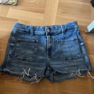 Blå jeansshorts  - Blå jeansshorts  Igentligen jeans men avklippta 