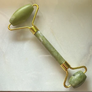 Earth Harbor jade gemstone face roller - Sparsamt använd och jag ser inget att anmärka på i skicket! Nypris 300 kr.