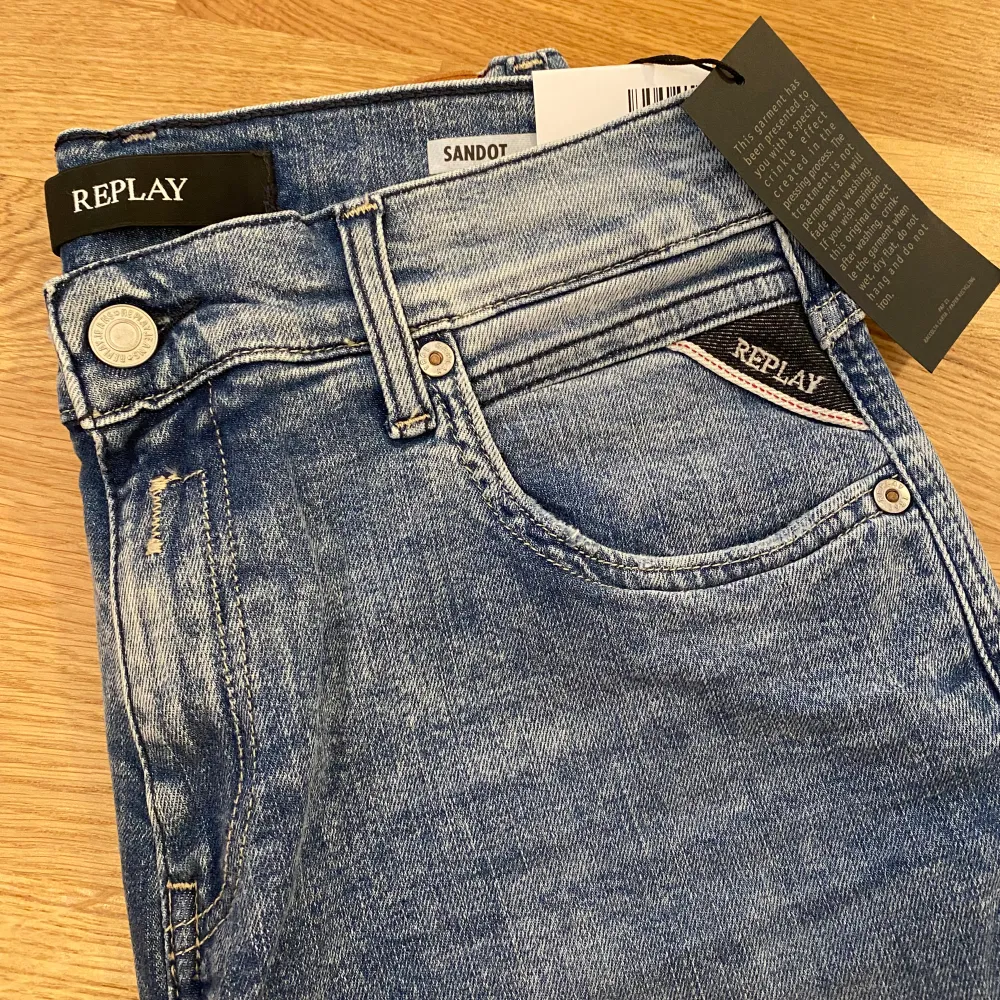 Tja, säljer nu dessa feta Replay Jeans eftersom de inte passade, skick 10/10 testade 2 gånger, nypris ca 1700kr säljer för endast 849kr, W29/L30, du får med dustbag samt påse, Vid eventuella frågor eller funderingar skicka Pm // Mvh HamWear. Jeans & Byxor.