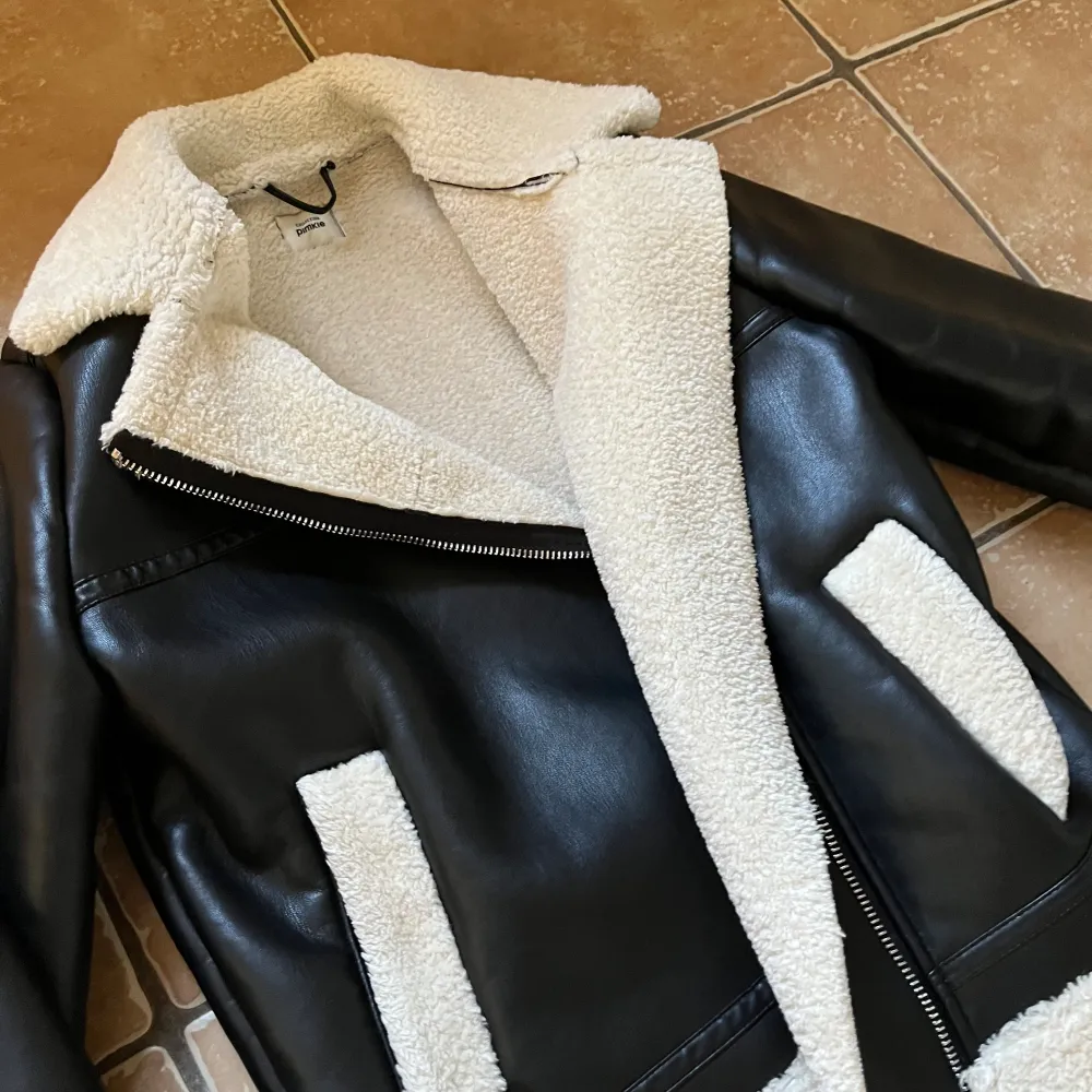 En stilren svart läderjacka med lurvigt inuti. Köpt från NAKD i storlek 36 men passar både 36 och 38🌸. Jackor.