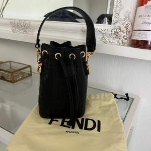 Säljer min oanvända Fendi väska i svart skinn med brunt mocka inuti💕köpt för ca 4000kr Dustbag och lång axelband (se bild) ingår💕