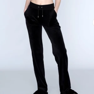 Juicy Couture byxor  - Ett par fina juicy couture byxor! Inte använda så mycket och kostar 1200kr men säljer för 350kr. De är även i strl Xxs men passar xs och s med. 