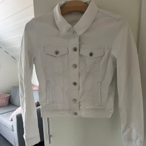 Jeans jacka  - En jätte fin jeans jacka från Veramoda, andvänd 1 gång på min skolavslutning. Storlek S. Skriv om ni har funderingar!!🩷