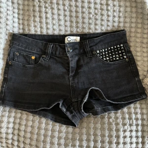 Jeansshorts - Lågmidjade. Jättebra skick förutom lite skav mellan benen. Absolut inget som syns när man har de på!! Därför det låga priset. 