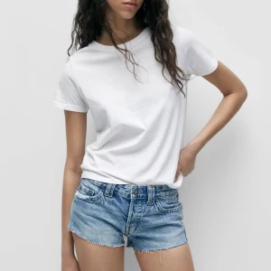 Lågmidjade jeansshorts - Jättefina lågmidjade jeansshorts från pull & bear. Superbra skick! Storlek 34 vilket motsvarar xs/s. Kom privat för frågor❤️