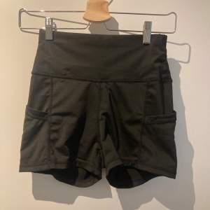 Svarta träningsshort med fickor Storlek XS