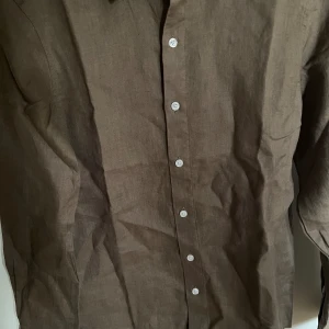 Linne skjorta  - Linne skjorta från S&t studios helt nya endast testad borde passar S men är Xs | nypris:900 mitt pris: 600 | Kan va möjligt med byten men helst inte. Säljer pga av att det inte går att skicka tillbaka den. Ställ minsta frågan om du har ngn mvh Wille 