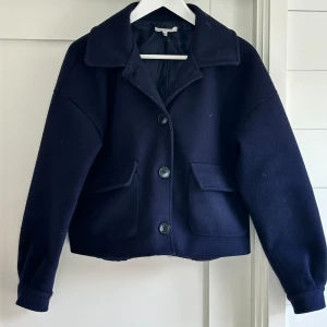 Kappa - En superfin marinblå kappa. I storlek xs/s från Designby.si. Den kommer inte längre till användning därför säljs den och den är även i fint skick. Ord.pris 900kr💓