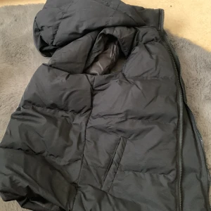 Väst  - Stor väst med luva och fickor passar bra till höst eller vår är varm har använt 3 gånger storlek xs 