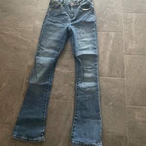 Bootcut jeans får lager 157!🙏 använd fåtal gånger och är i ett bra skick🩷 storlek 160, passar även 150. Går att justera i midjan💞💞 